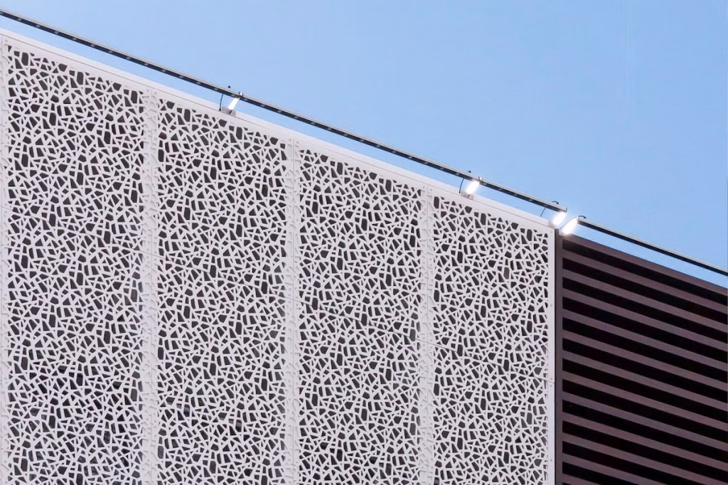 Fachada perforada con panel CELLON®